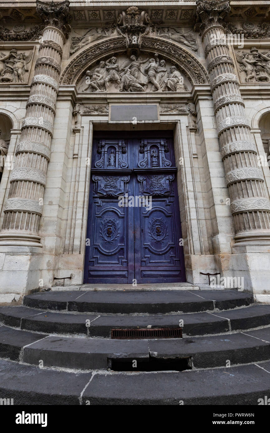 Puerta ornamentada Paris - Miles de las puertas y portones que adornan los edificios de París. Algunos de los mejores están en oficinas de gobierno, catedrales e iglesias, como nos Foto de stock