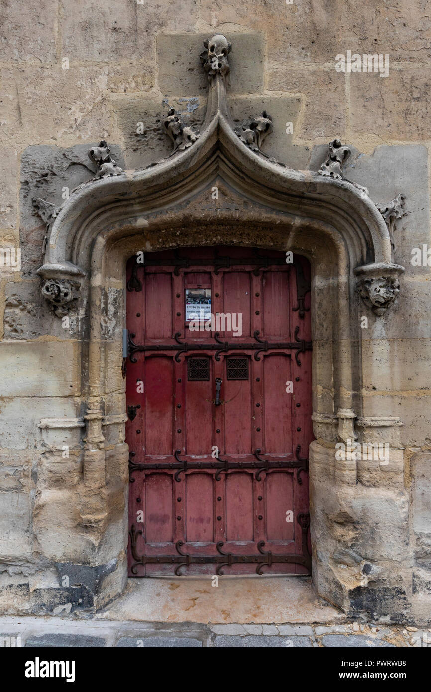 En Cluny puerta ornamentada Paris - Miles de las puertas y portones que adornan los edificios de París. Algunos de los mejores están en las oficinas del gobierno, las catedrales y la iglesia Foto de stock