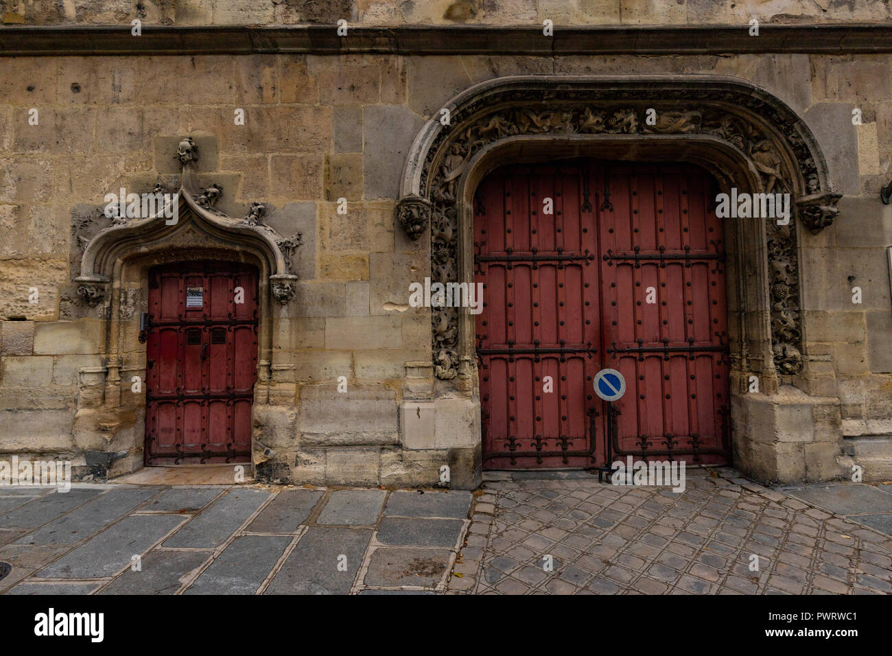En Cluny puerta ornamentada Paris - Miles de las puertas y portones que adornan los edificios de París. Algunos de los mejores están en las oficinas del gobierno, las catedrales y la iglesia Foto de stock