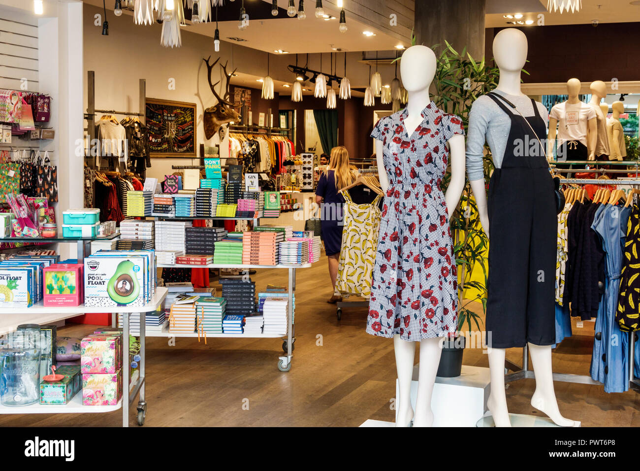 Manequin vestida en cuero negro Hombre Ropa y chaqueta Casual en la Tienda  del Centro Comercial. Apile ropa en la tienda del centro comercial. Estante  Fotografía de stock - Alamy