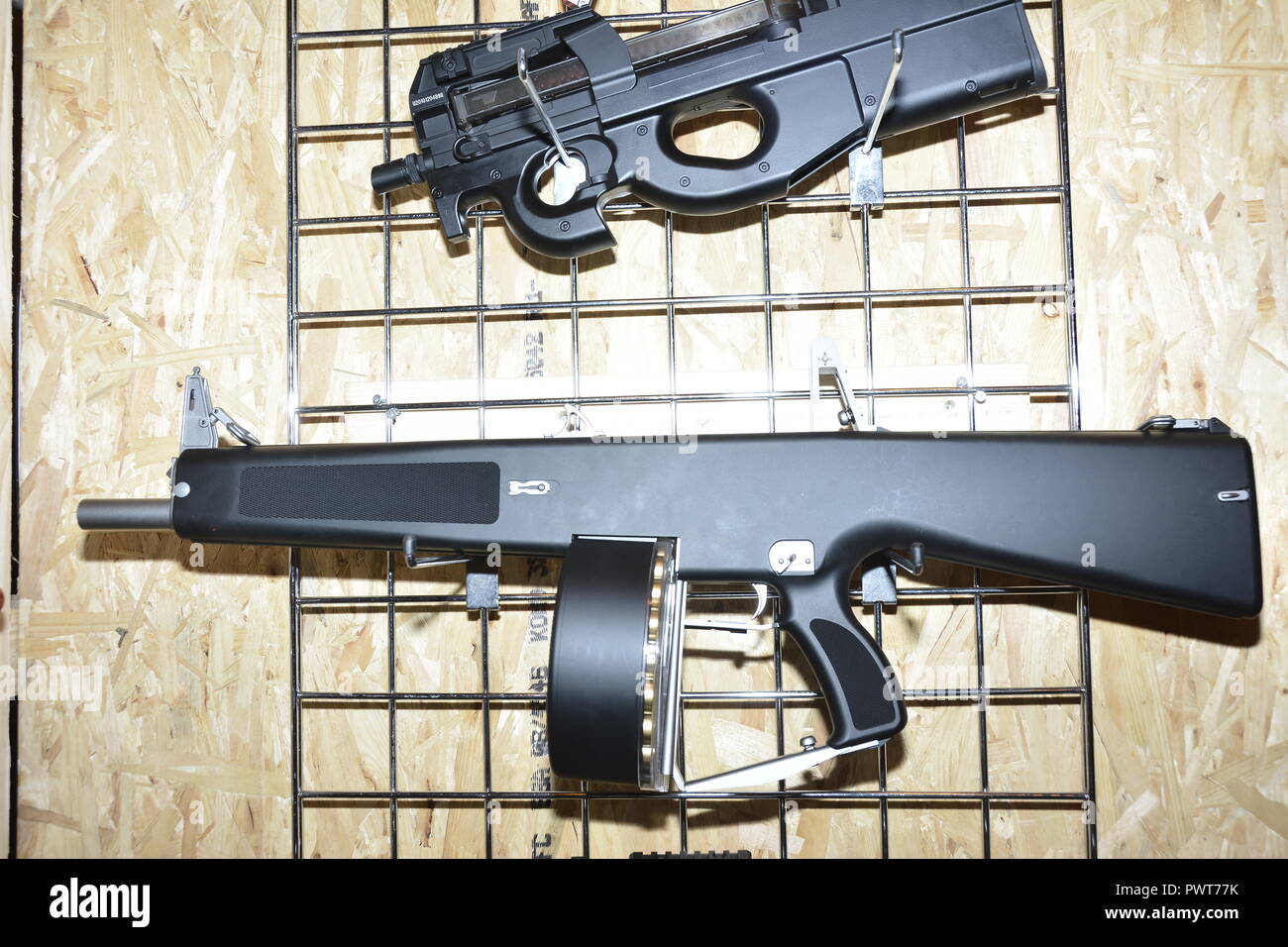 El FN P90 es un arma de fuego selectivo de defensa personal (PDW) diseñado  y fabricado por FN HERSTAL en Bélgica Fotografía de stock - Alamy