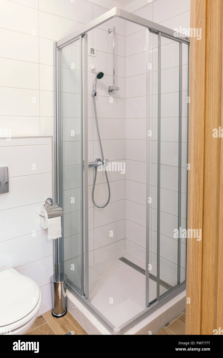Vaso pequeño con ducha en el cuarto de baño Fotografía de stock - Alamy