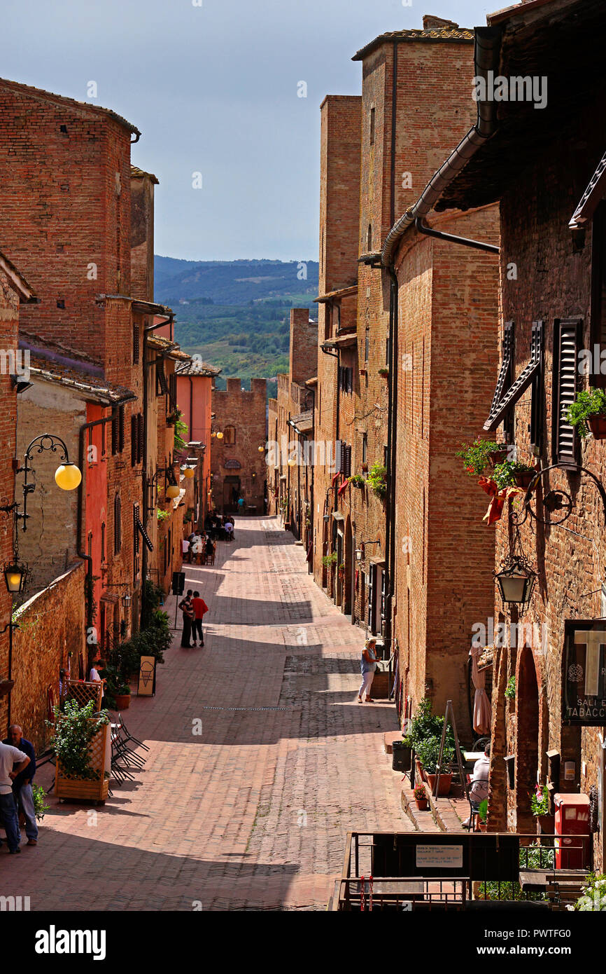 Cima del pueblo viejo de Certaldo, en Toscana, Italia, Europa Foto de stock