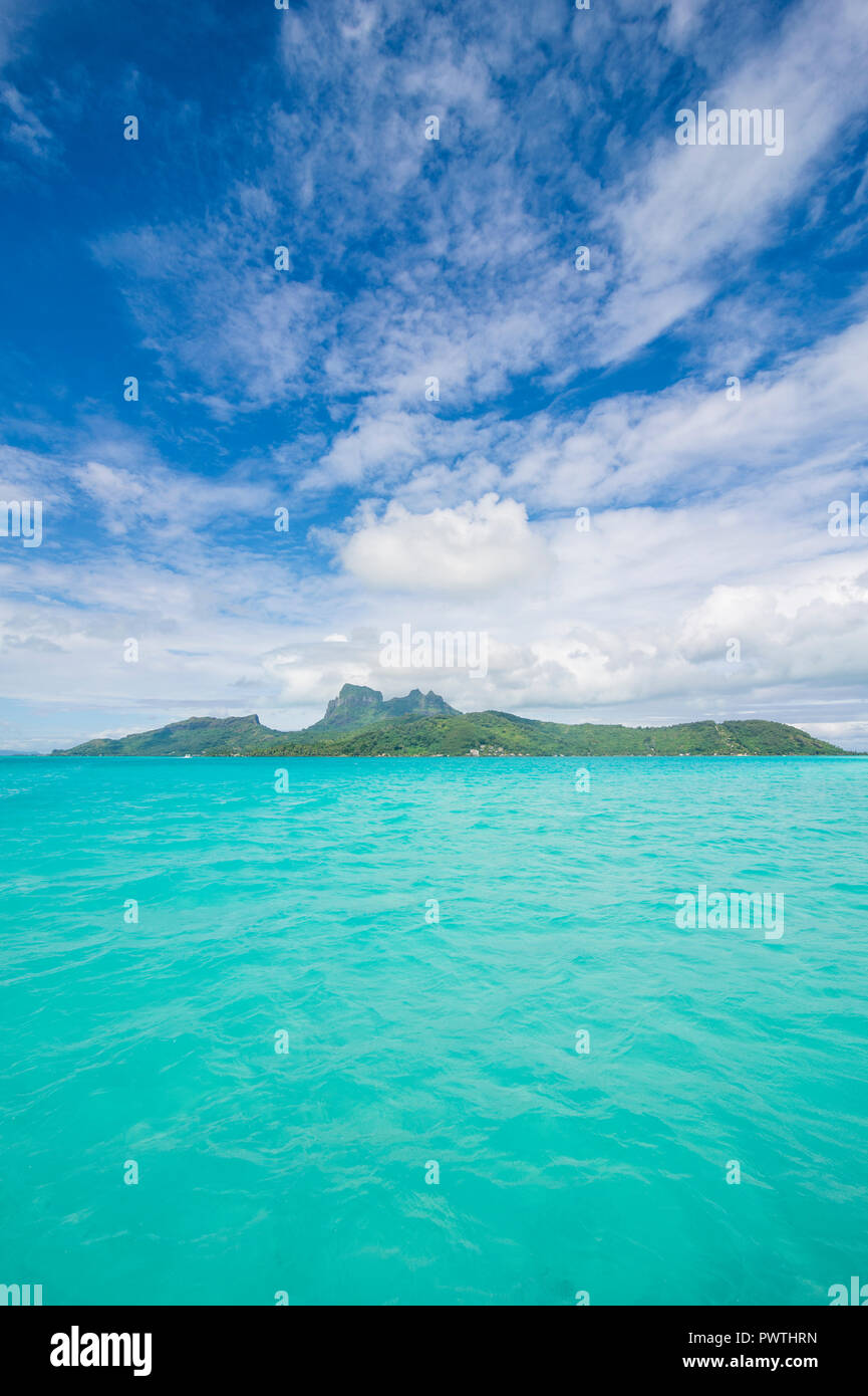 La laguna de color turquesa, el Monte Otemanu, isla Bora Bora, Französisch-Polynesien Foto de stock