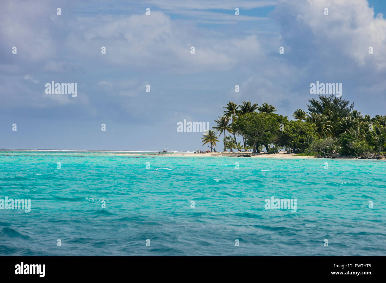 Motu isla en la laguna de color turquesa de Bora Bora, Französisch-Polynesien Foto de stock