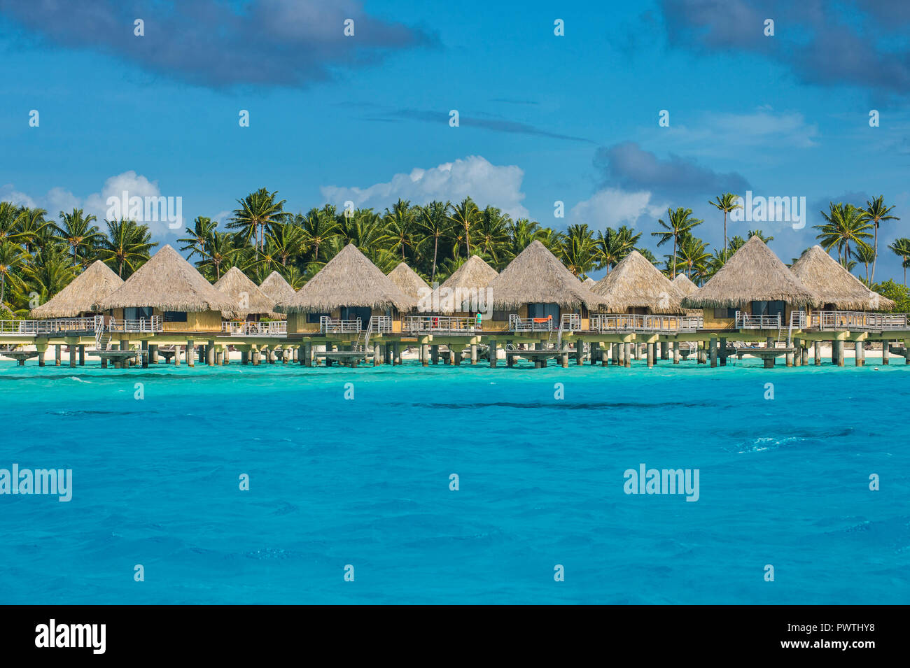 Bungalows sobre el agua en un hotel de lujo, Bora Bora, Französisch-Polynesien Foto de stock