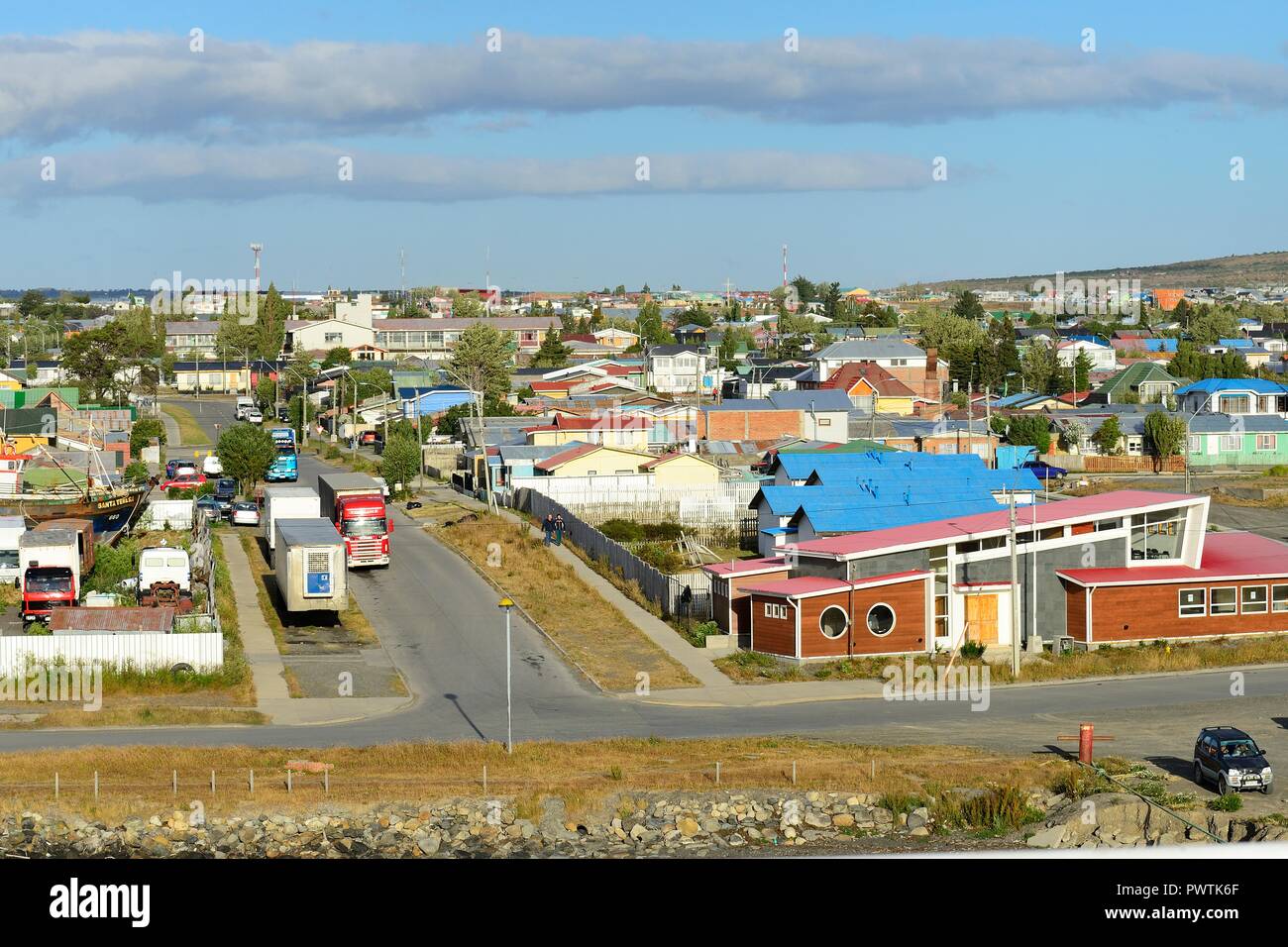 Vista de la ciudad desde el puerto, el Golf Almante Montt, Puerto Natales, provincia Última Esperanza, Chile Foto de stock