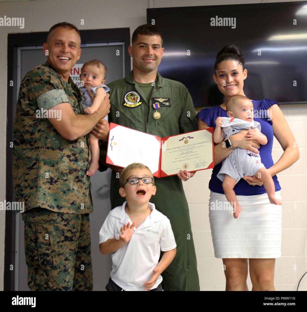 finger Elastisk serie Gen. Mateo Glavy principales (izquierda) posa con el capitán Craig Nygaard  y su familia en el Marine Corps Air Station Cherry Point, N.C., 26 de junio  de 2017. Nygaard fue premiado con