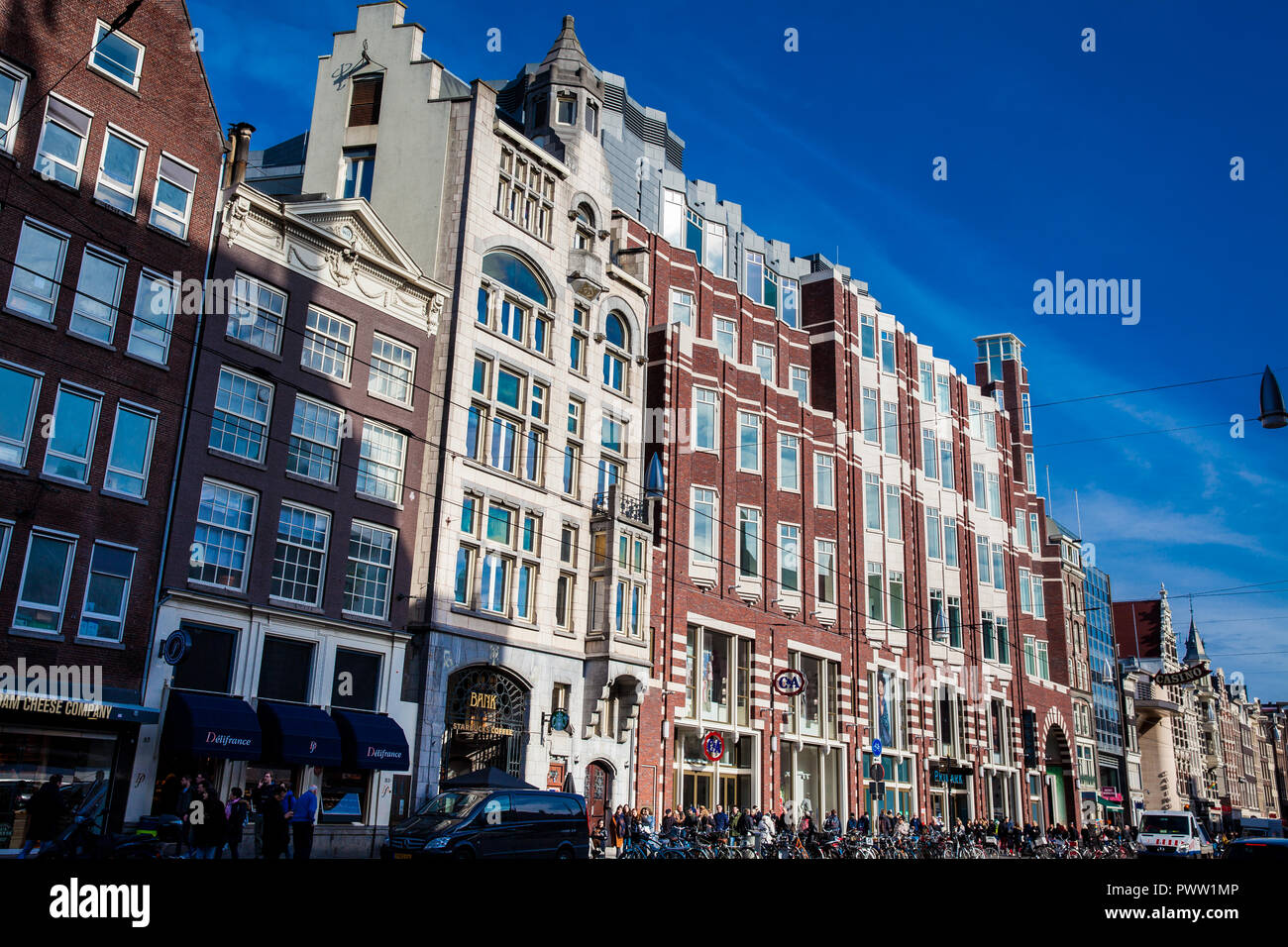 La avenida Damrak, en el viejo distrito central en Amsterdam Foto de stock