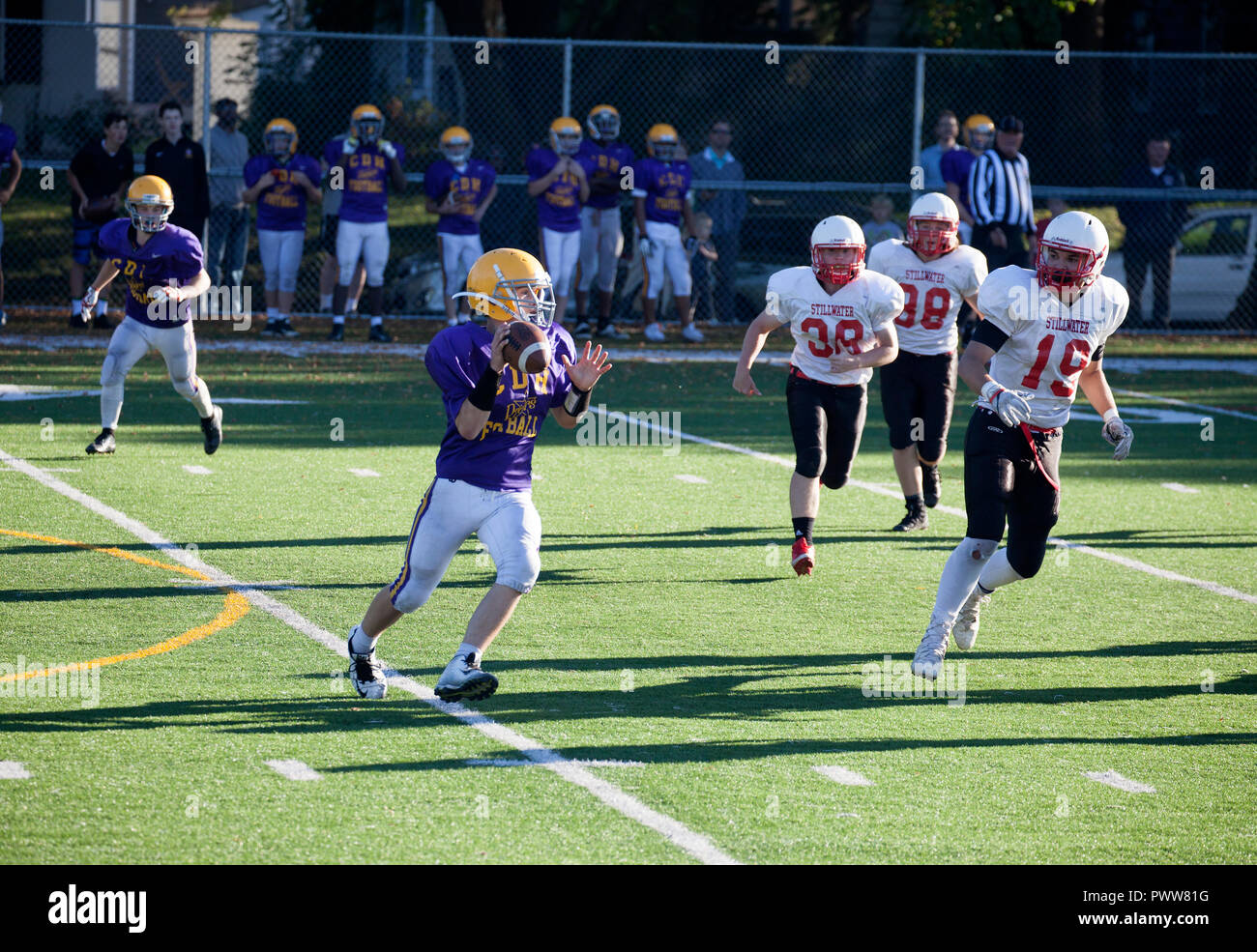 Cretin-Durham Hall High School quarterback ejecuta un bootleg pase contra Stillwater High School. St Paul MN Minnesota EE.UU. Foto de stock