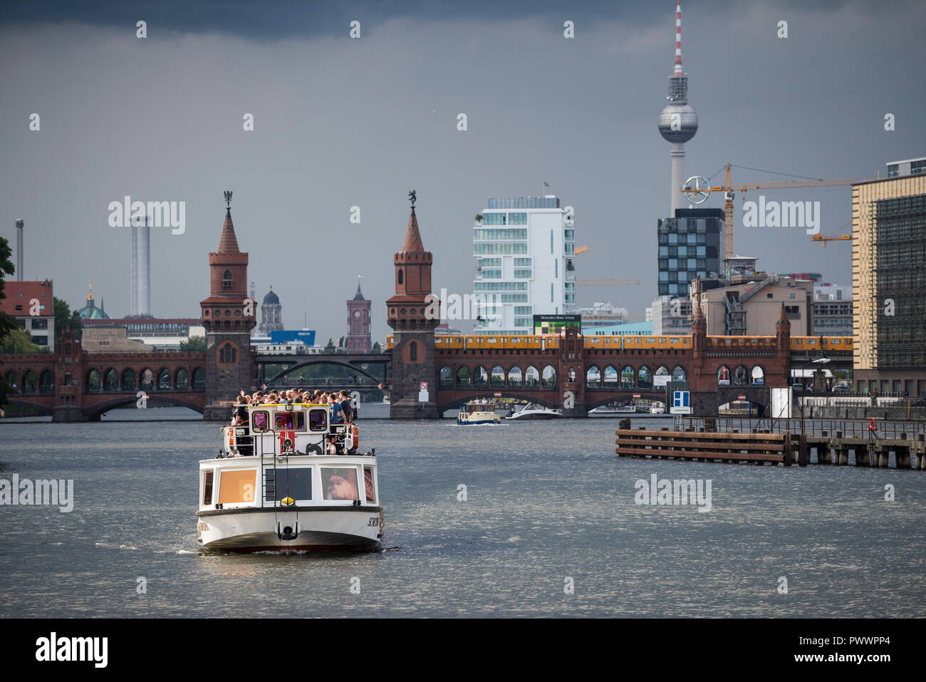 Berlín. Alemania. Excursión en barco por el río Spree. Foto de stock