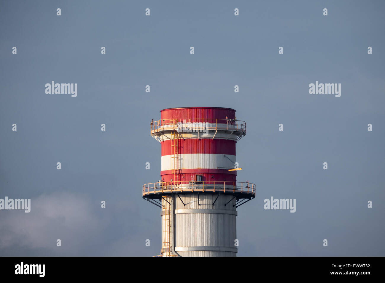 Torre de refrigeración de tiro largo, brillante cielo claro Foto de stock