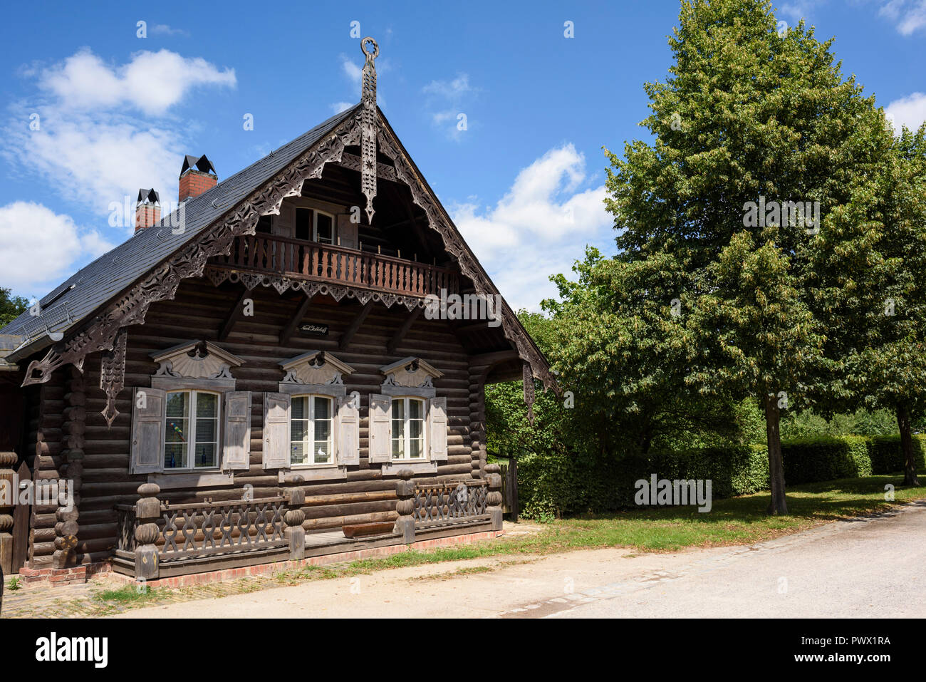 Potsdam. Berlín. Alemania. Casa de madera tradicional de Rusia en el arreglo de Alexandrowka, un edificio del siglo XIX, colonia rusa en Potsdam. Foto de stock