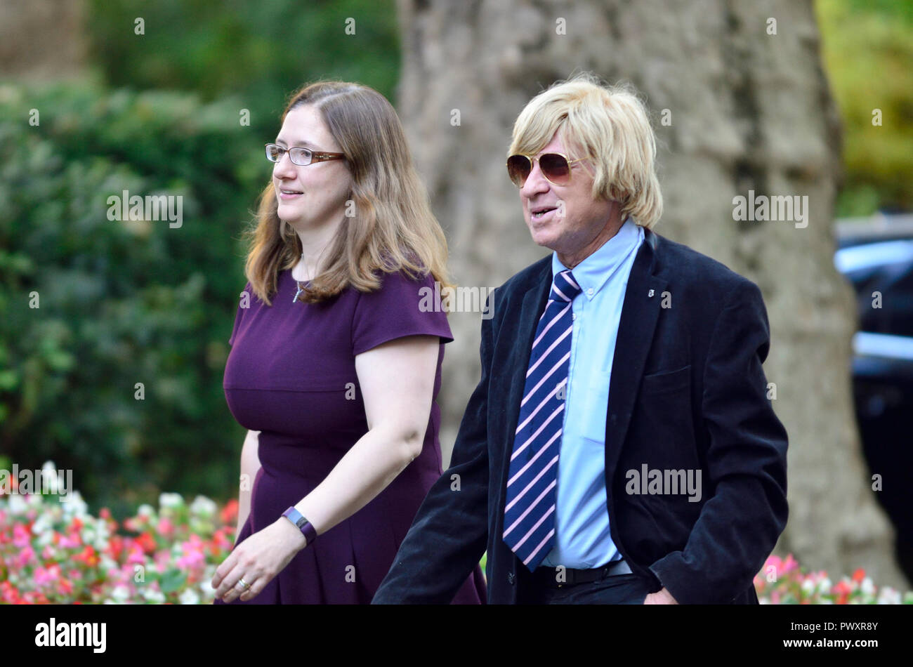 Caroline Johnson y Michael Fabricant MP MP, llegando durante una prolongada  reunión de gabinete para discus Brexit, Downing Street 16 de octubre de 2018  Fotografía de stock - Alamy