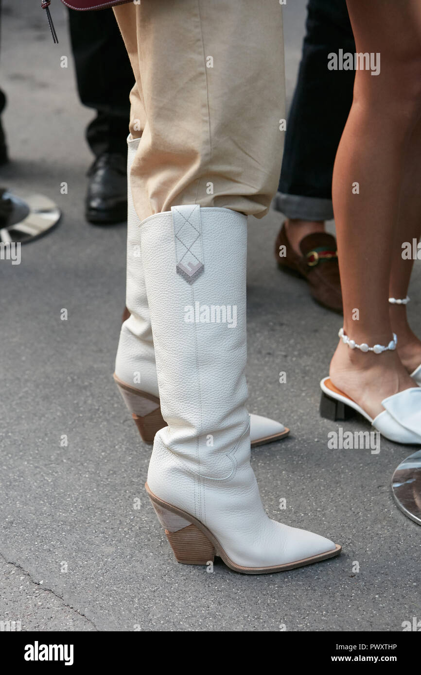 Milán, Italia - de septiembre de 2018: Mujer con blanco Fendi botas de con tacón