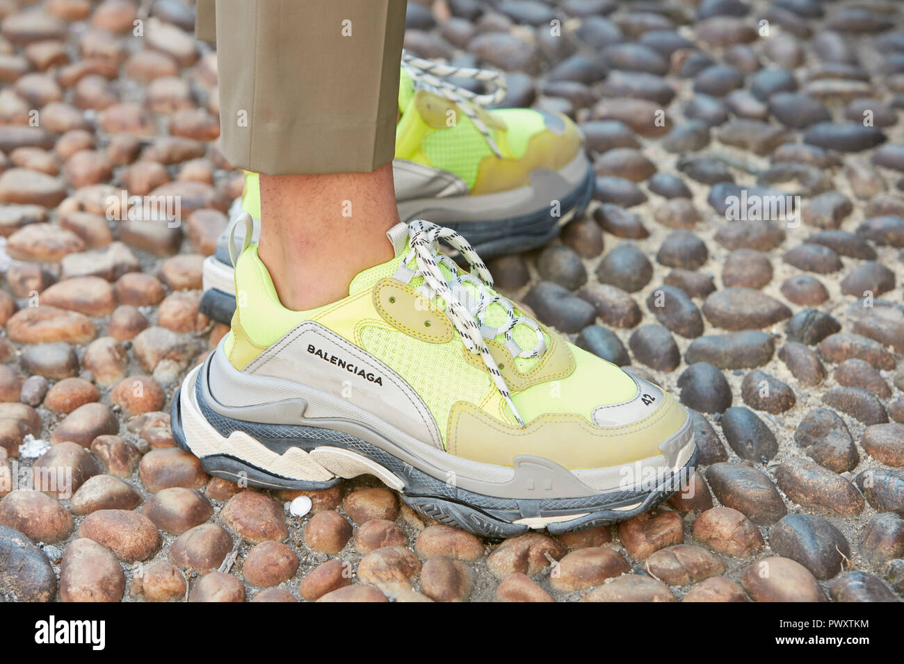 Milán, Italia - 21 de septiembre de 2018: el hombre con amarillo zapatillas  Balenciaga antes Tods Fashion Show, la Semana de la moda de Milán street  style Fotografía de stock - Alamy