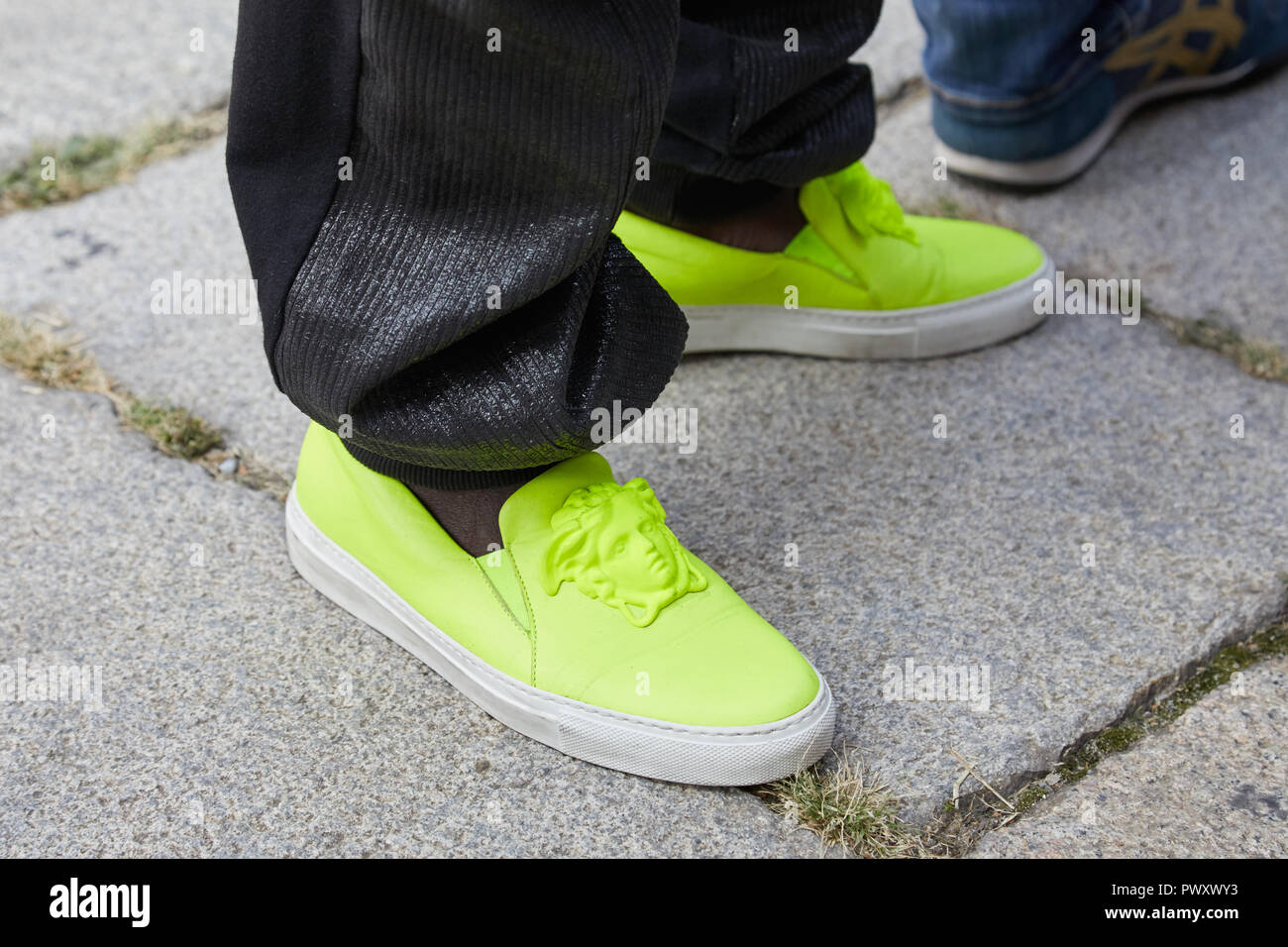 Milán, Italia - 21 de septiembre de 2018: el hombre zapatillas Versace amarillo antes de Blumarine Fashion Show, la Semana de la moda de Milán street style Fotografía stock - Alamy