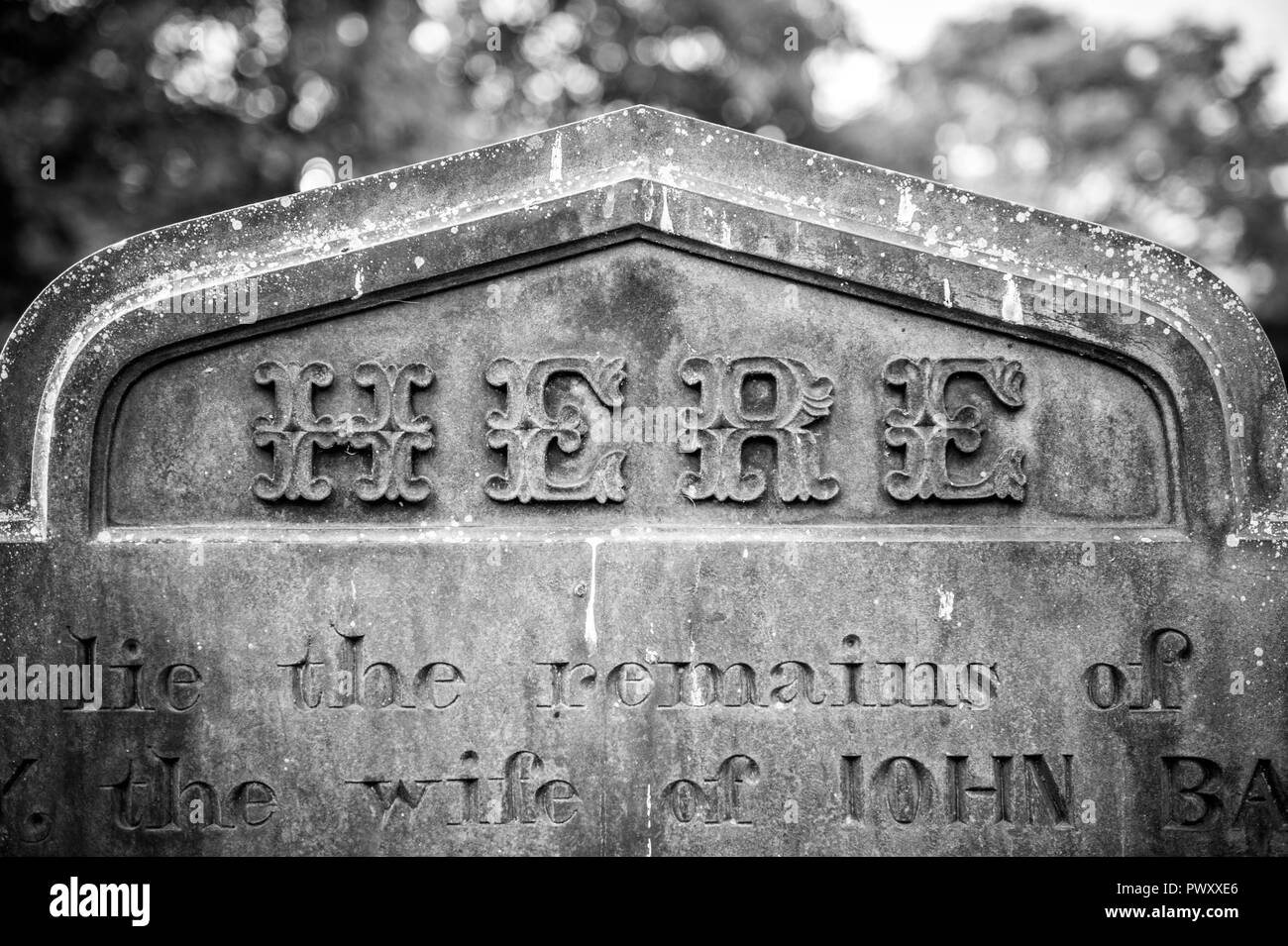Una tumba en el cementerio de la antigua iglesia de la Santísima