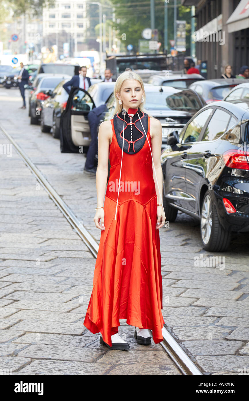 Milán, Italia - 21 de septiembre de 2018: Caroline Daur con largos vestido  de satén rojo antes de Sportmax Fashion Show, la Semana de la moda de Milán  street style Fotografía de stock - Alamy