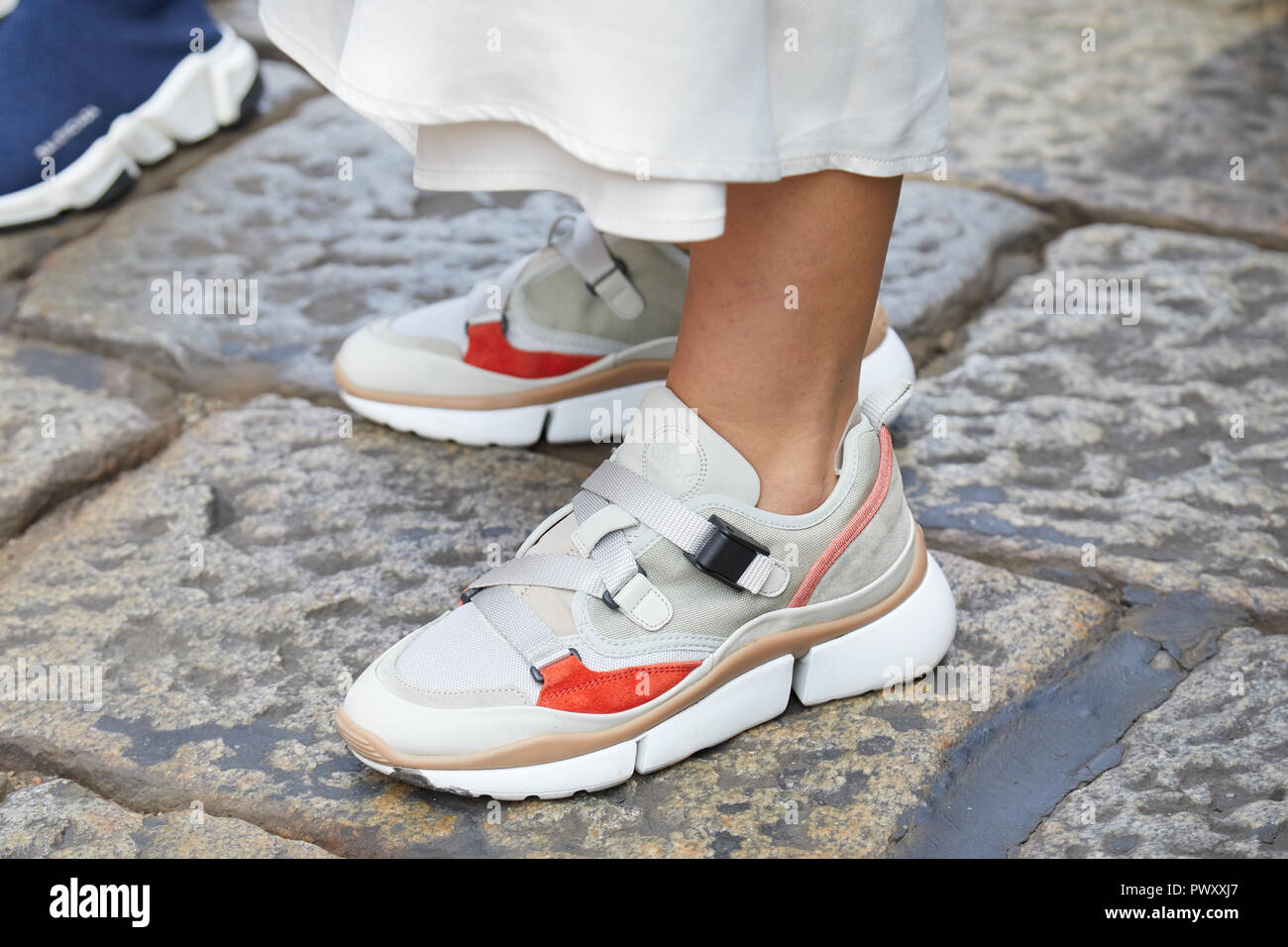 Milán, Italia - 21 de septiembre de 2018: Mujer con Chloe sneakers zapatos en gris, beige y naranja antes de Sportmax Fashion Show, la Semana de la moda de Milán s
