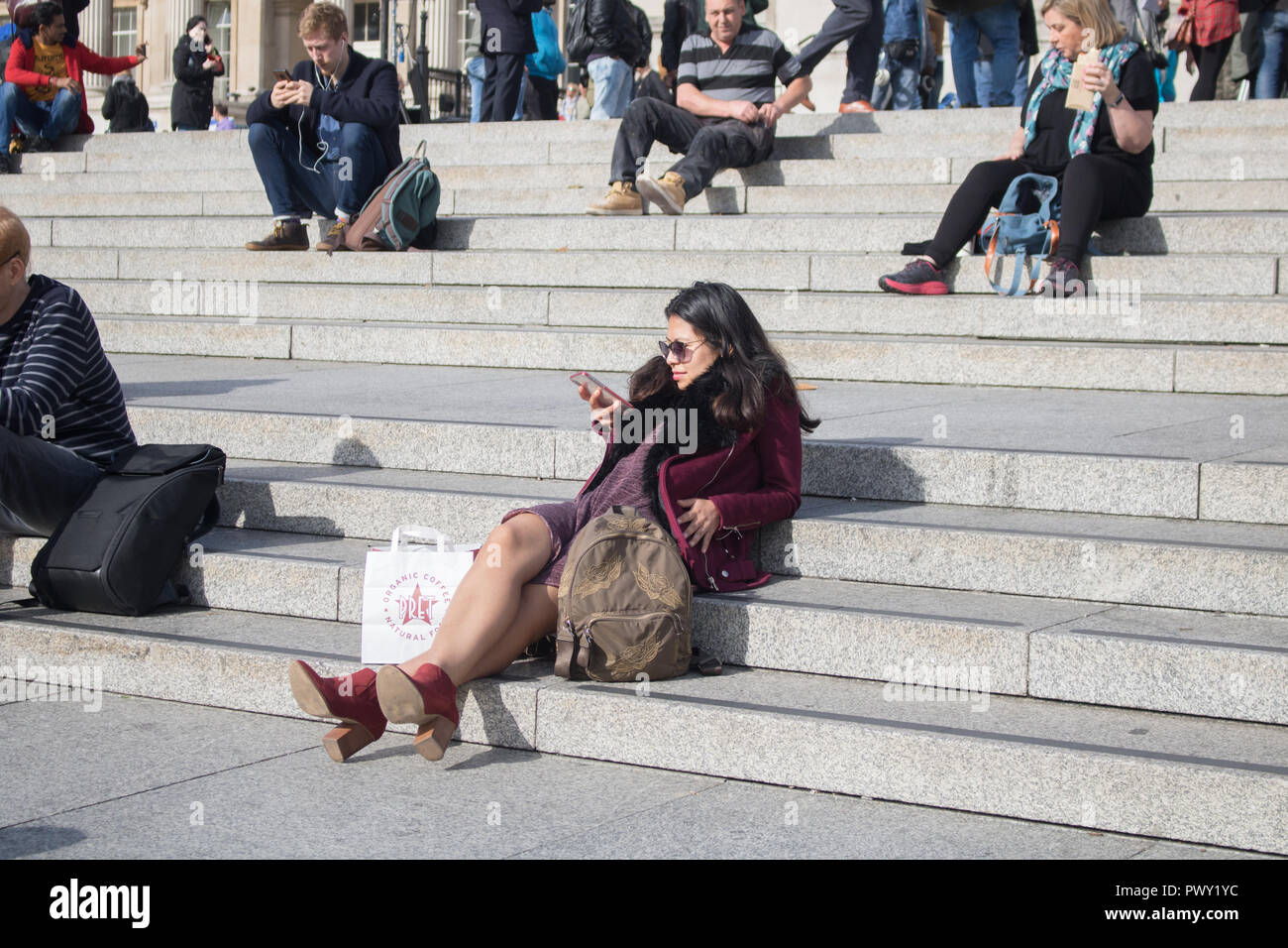 Londres, Reino Unido. El 18 de octubre de 2018. El clima del Reino Unido: una mujer a relajarse en el sol de otoño y caluroso en Trafalgar Square Crédito: amer ghazzal/Alamy Live News Foto de stock