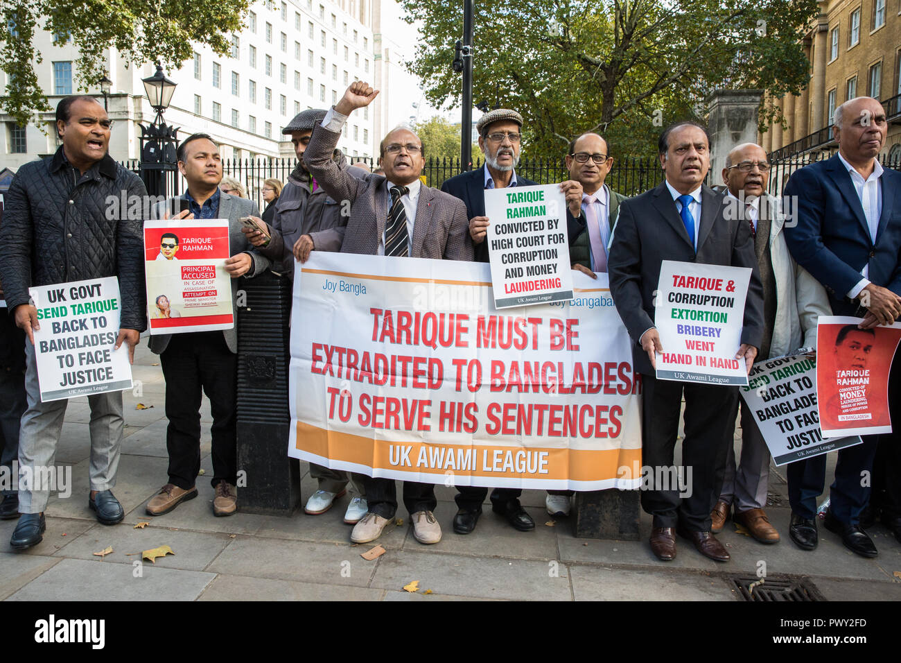 Londres, Reino Unido. 18 de octubre de 2018. Activistas de la Liga Awami, Reino Unido partidarios del actual Gobierno de Bangladesh bajo el Primer Ministro Sheikh Hasina, protesta en Whitehall frente a Downing Street un llamamiento al Gobierno británico para que extradite a Tarique Rahman, presidente interino del Partido Nacionalista de Bangladesh, Bangladesh. Tarique Rahman exitosamente aplicada para asilo político en el Reino Unido en 2008 y desde entonces ha sido concedido permiso indefinido para permanecer en el país. Crédito: Mark Kerrison/Alamy Live News Foto de stock