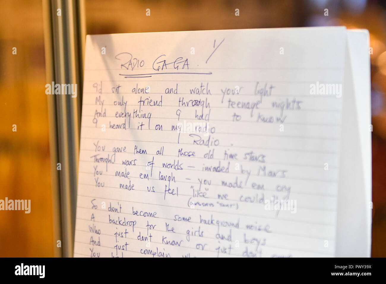 Londres, Reino Unido. 18 de octubre de 2018. Roger Taylor manuscritos de  letras de canciones para 'Radio Ga Ga' en la pantalla de la Reina pop-up  tienda que ha abierto en Carnaby