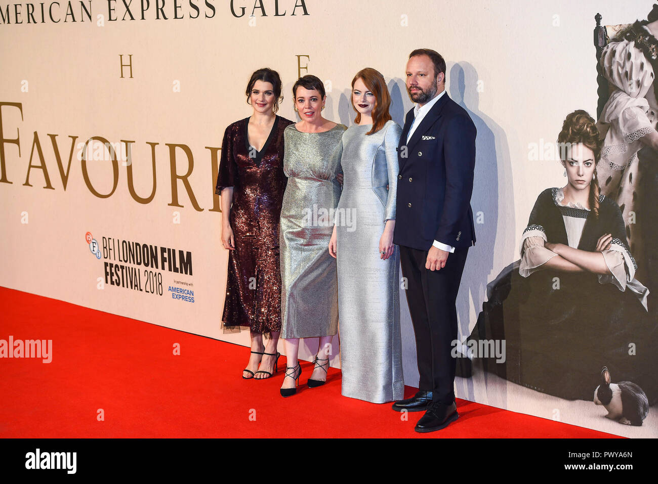 De izquierda a derecha) Rachel Weisz, Olivia Colman, Emma Stone y Yorgos  Lanthimos asistir al estreno británico de 'La Favorita' & American Express  en la 62ª Gala BFI London Film Festival Fotografía