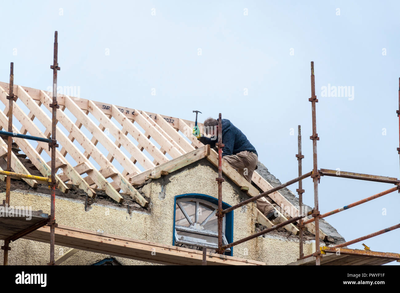 Renovación de la casa de un trabajador de la construcción de techos en el trabajo Foto de stock