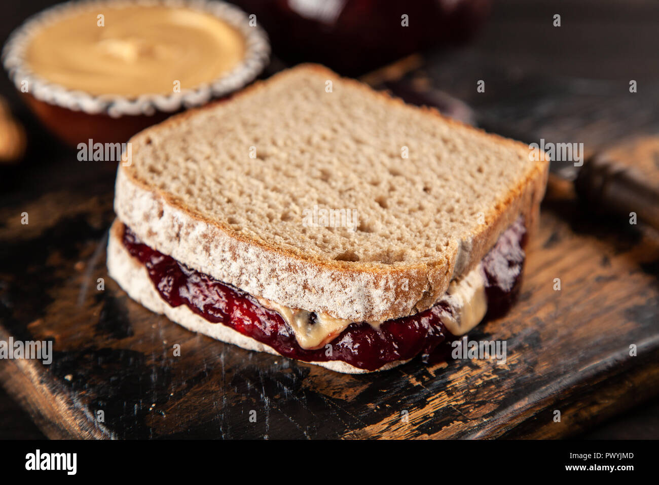 Sándwich de mantequilla de maní y mermelada Foto de stock