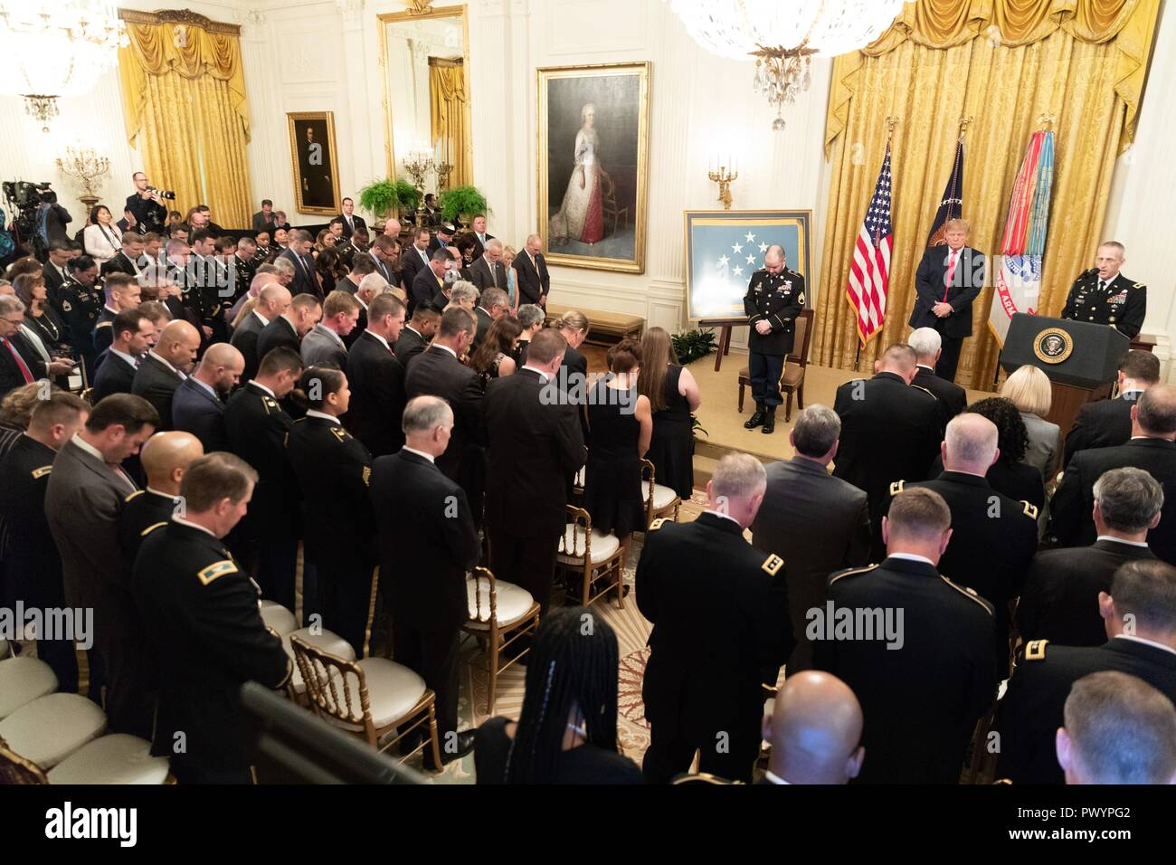 Presidente estadounidense Donald Trump presenta la Medalla de Honor al Sargento del Ejército estadounidense retirado. Ronald J. Shurer II durante una ceremonia en el Salón Este de la Casa Blanca, el 1 de octubre de 2018 en Washington, DC. Sharer recibió la medalla de heroísmo durante la batalla del shok Valle en Afganistán. Foto de stock