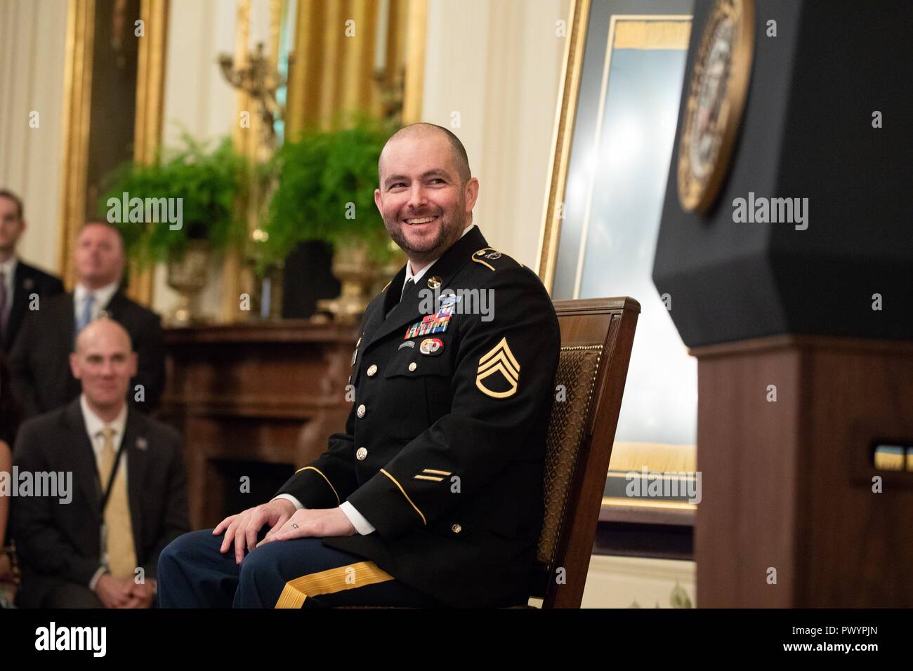 El Sargento del Ejército estadounidense retirado. Ronald J. Shurer II risas durante la ceremonia de entrega de la Medalla de Honor en el East Room de la Casa Blanca, el 1 de octubre de 2018 en Washington, DC. Sharer recibió la medalla de heroísmo durante la batalla del shok Valle en Afganistán. Foto de stock