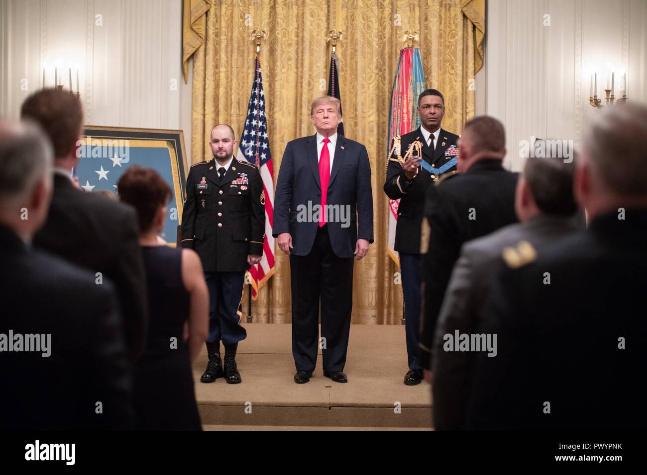 Presidente estadounidense Donald Trump presenta la Medalla de Honor al Sargento del Ejército estadounidense retirado. Ronald J. Shurer II durante una ceremonia en el Salón Este de la Casa Blanca, el 1 de octubre de 2018 en Washington, DC. Sharer recibió la medalla de heroísmo durante la batalla del shok Valle en Afganistán. Foto de stock