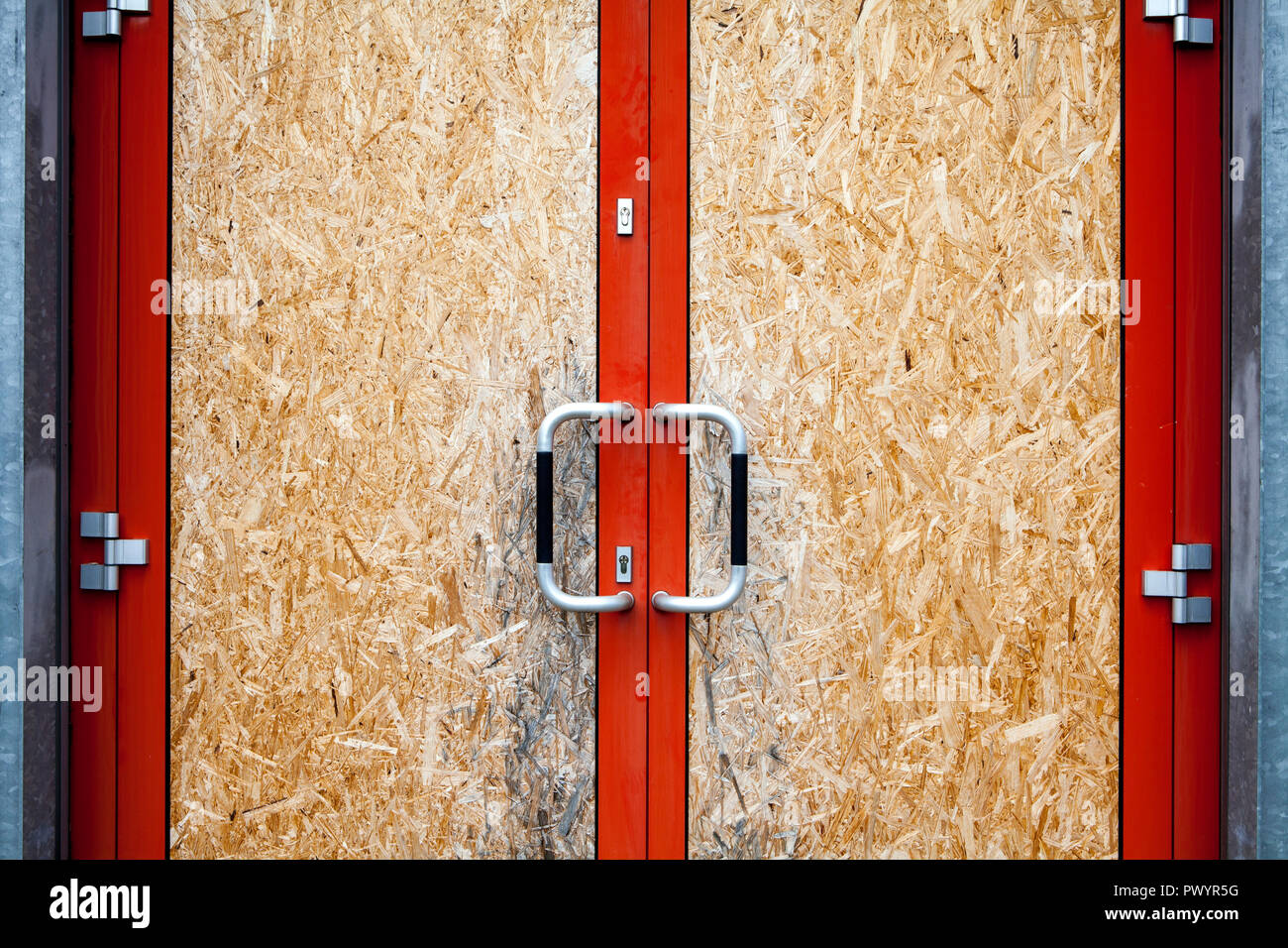 Puerta asegurada con un aglomerado, Alemania Fotografía de stock - Alamy