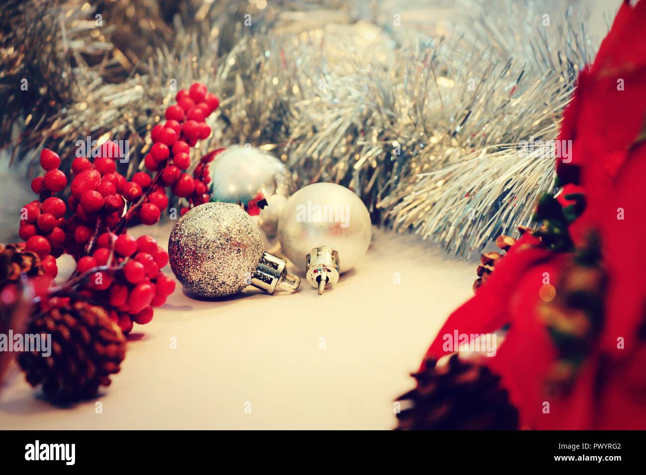 Piñas de navidad fotografías e imágenes de alta resolución - Alamy