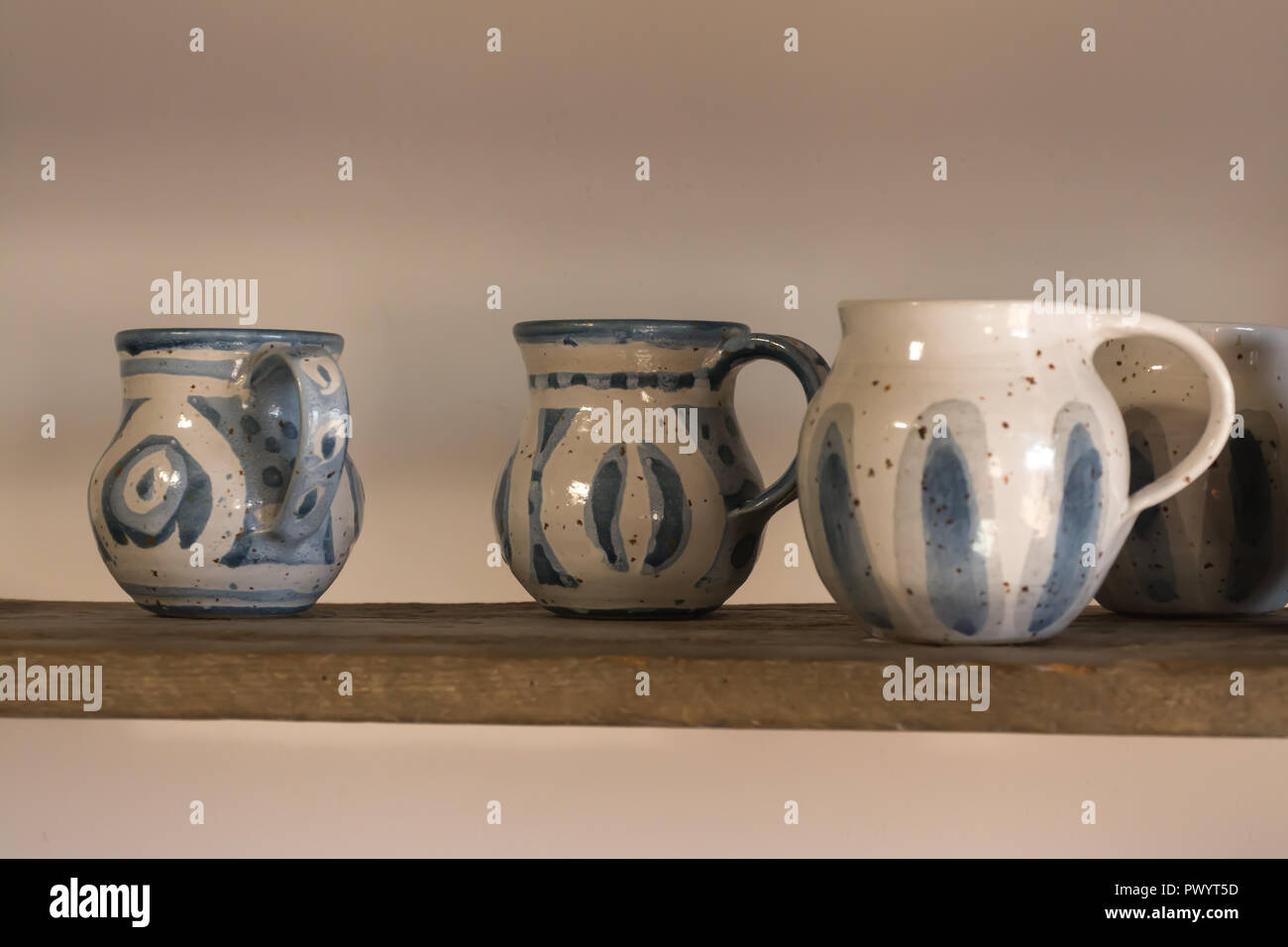 Ejemplos de alfarería local en la pantalla dentro del café en cerámica