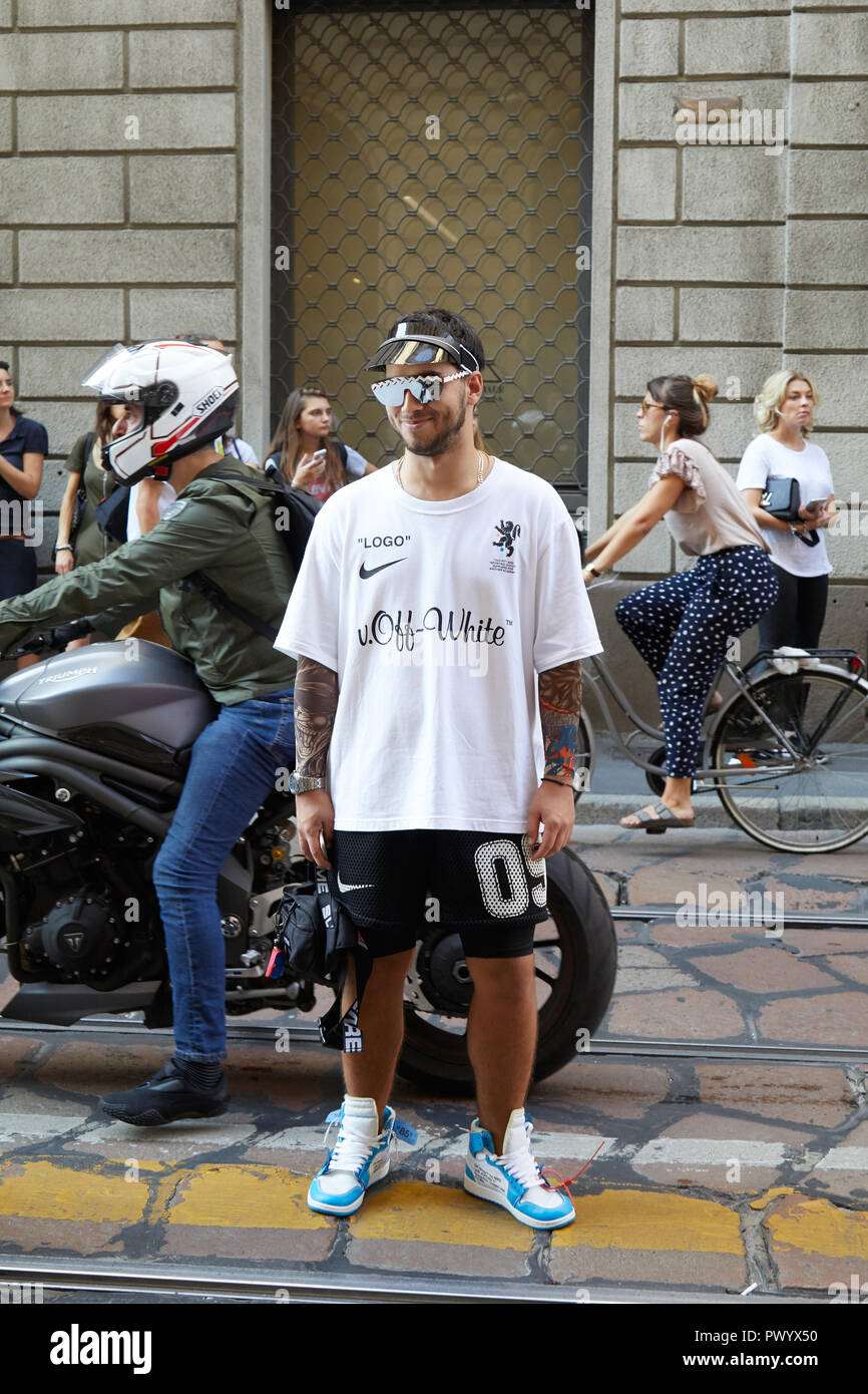 Milán, Italia - 21 de septiembre de 2018: el hombre blanco camisa blanca Off antes de Iceberg Fashion Show, la de la moda de Milán street style Fotografía de - Alamy