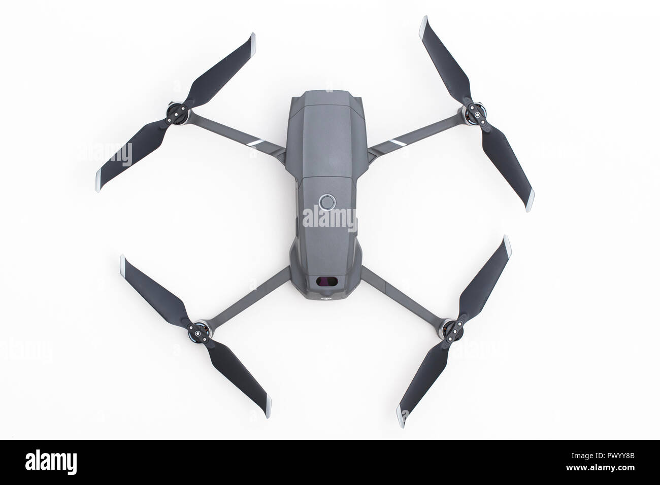 Londres, Reino Unido - 18 de octubre 2018: DJI Mavic Pro 2 antena drone cámara sobre un fondo blanco. Foto de stock