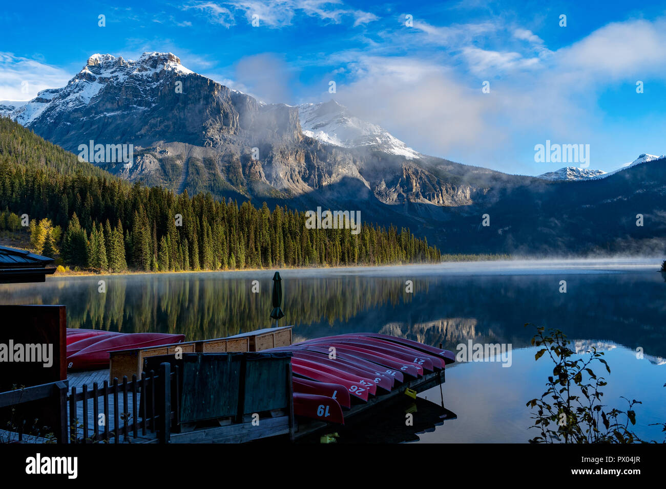 Temprano por la mañana en el lago Esmeralda en el Parque Nacional Yoho, British Colombia, Canadá Foto de stock