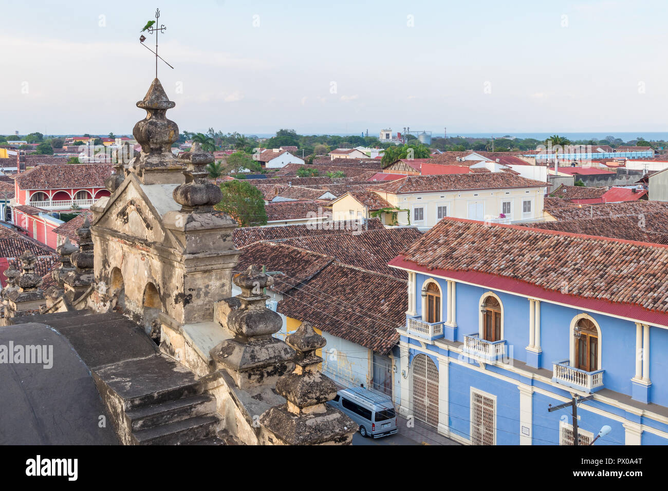 Vista desde el campanario de la iglesia La Merced a la antigua ciudad de Granada, Nicaragua, Centroamérica Foto de stock