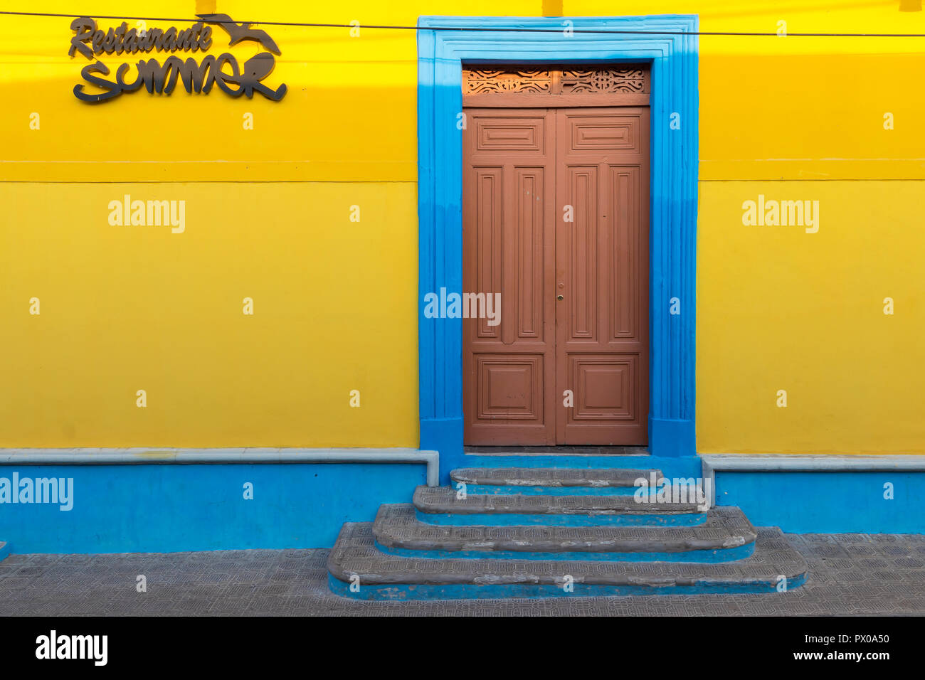 Fachada de una casa colonial en la ciudad de Granada, Nicaragua, Centroamérica Foto de stock