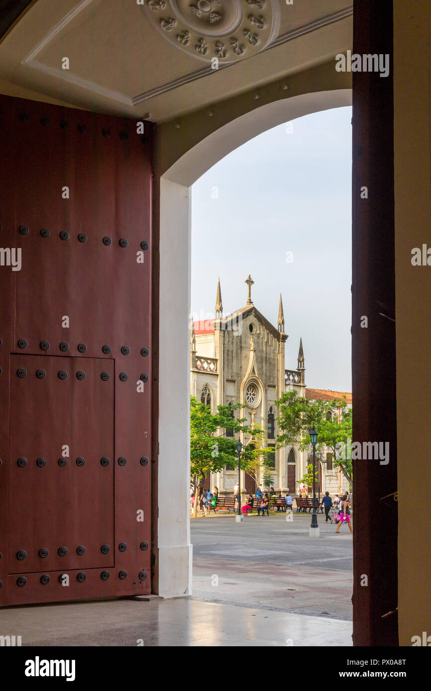 Vista desde la entrada de la catedral de la Asunción Colegio en León, Nicaragua, Centroamérica Foto de stock