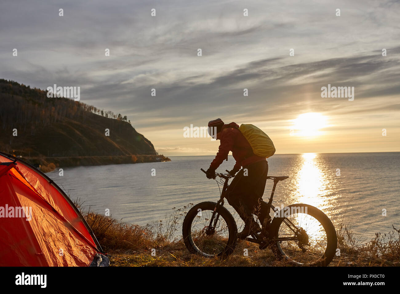 Feliz Hombre Adulto Con Bicicleta Cerca Del Río Recreación Activa Imagen de  archivo - Imagen de rueda, asoleado: 247399037