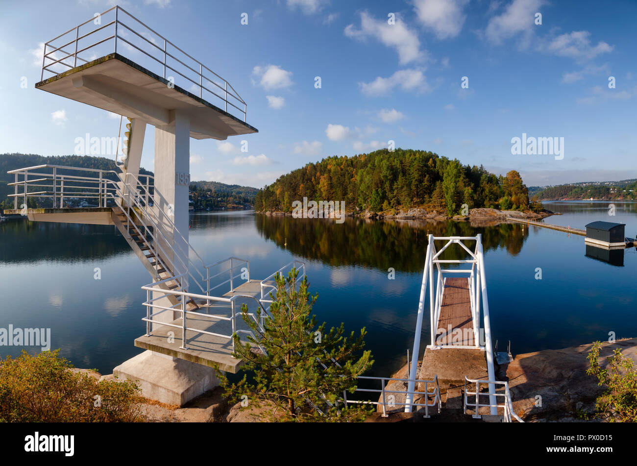 Torre y plataforma de buceo en la zona de baño en Eidangerfjord Olavsberget cerca Porsgrunn en el condado de Telemark, Noruega. Isla Kattoya es visto en segundo plano. Foto de stock