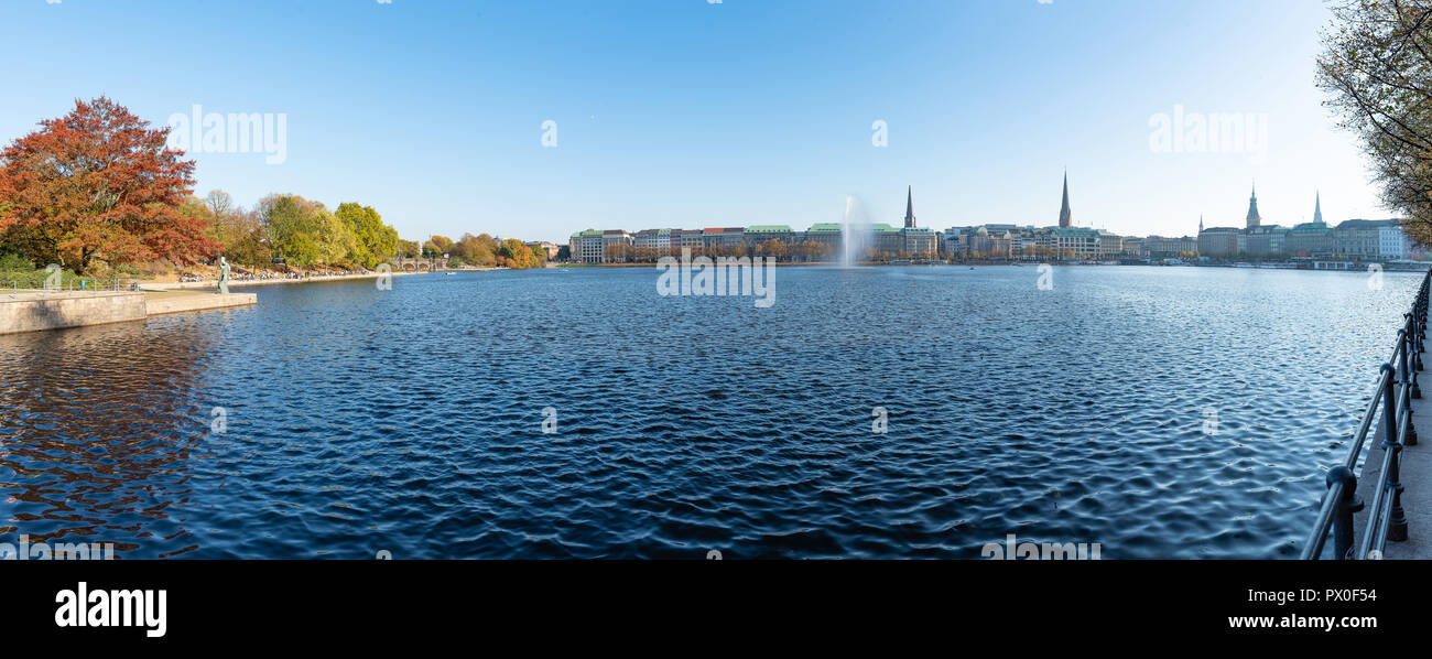Foto panorámica del lago Binnenalster en Hamburgo el día soleado en otoño Foto de stock