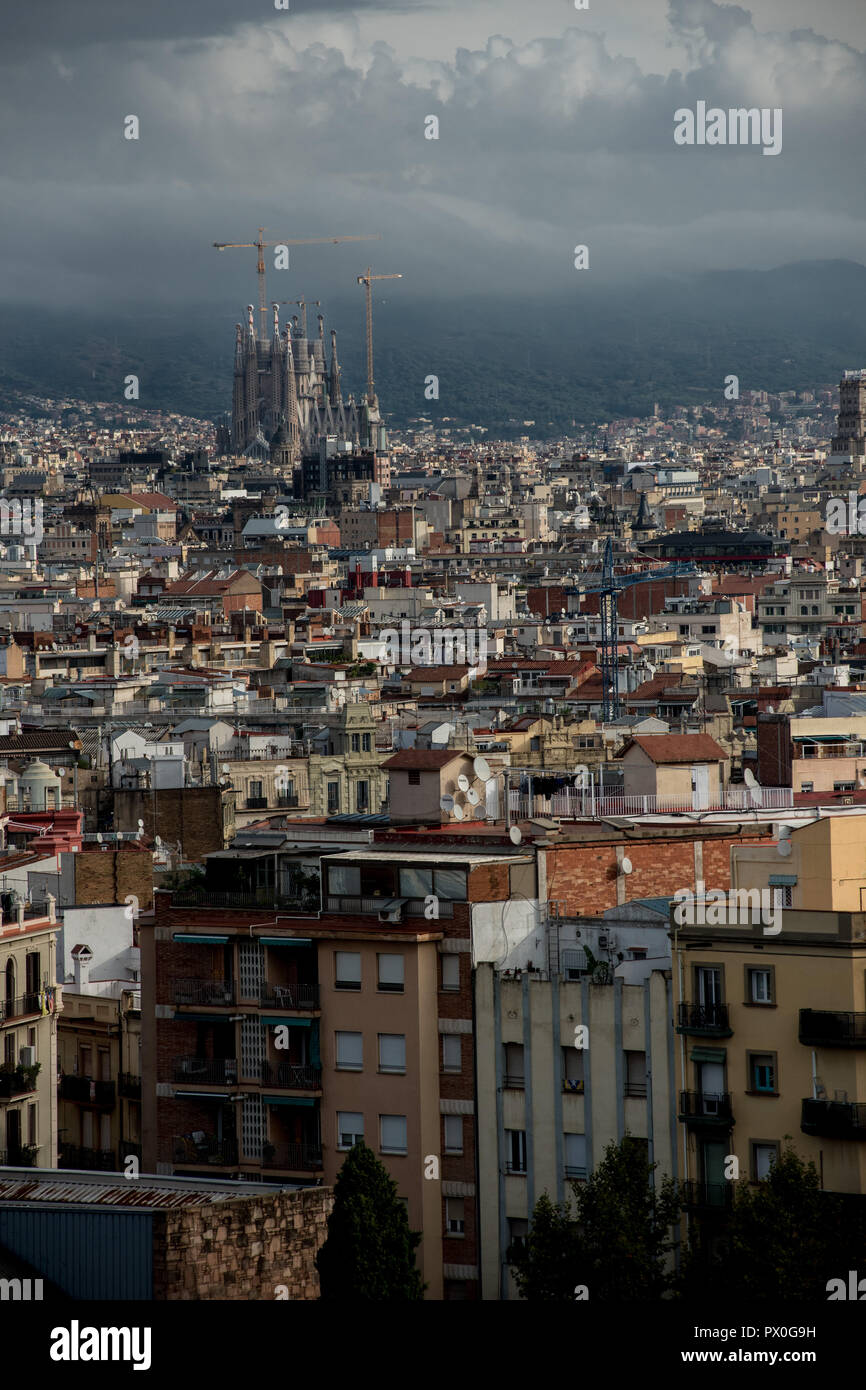 Vista general de la ciudad de Barcelona con la Sagrada Familia que están surgiendo entre los edificios. Foto de stock