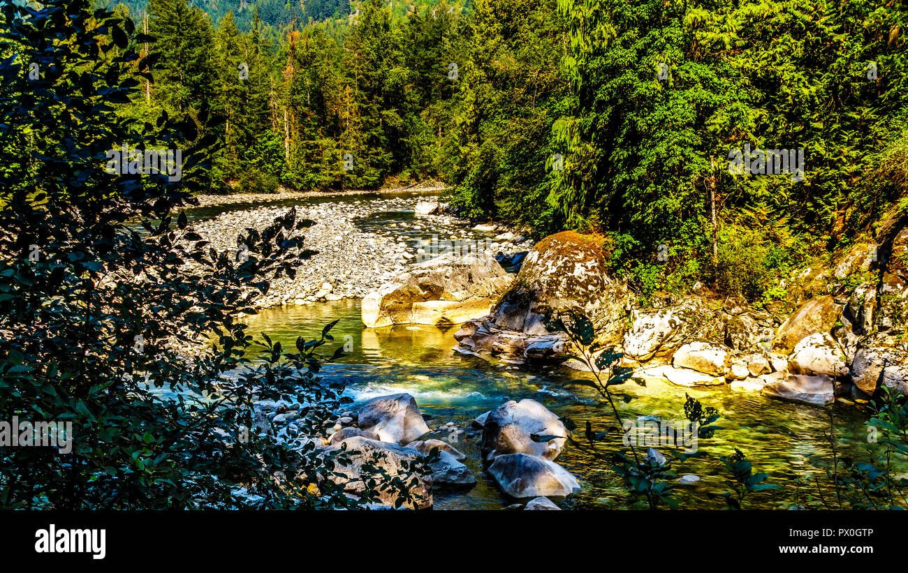 La Coquihalla River en la Coquihalla Canyon y el Parque Provincial de los viejos túneles Othello Kettle Valley Railway de BC en la ciudad de esperanza, Canadá Foto de stock