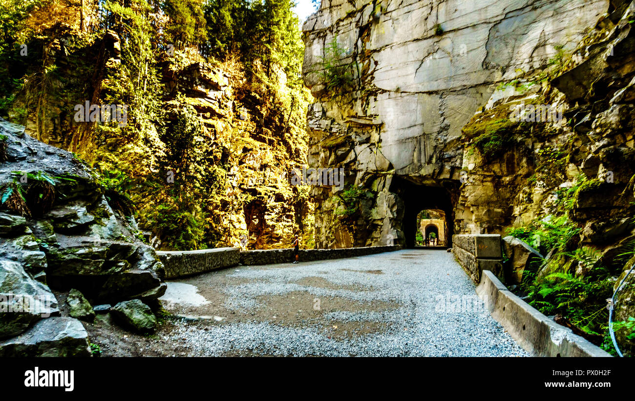 Los túneles de Otelo, en la Coquihalla Canyon, del ahora abandonado Kettle Valley Railway, cerca de la ciudad de Hope, Columbia Británica, Canadá Foto de stock