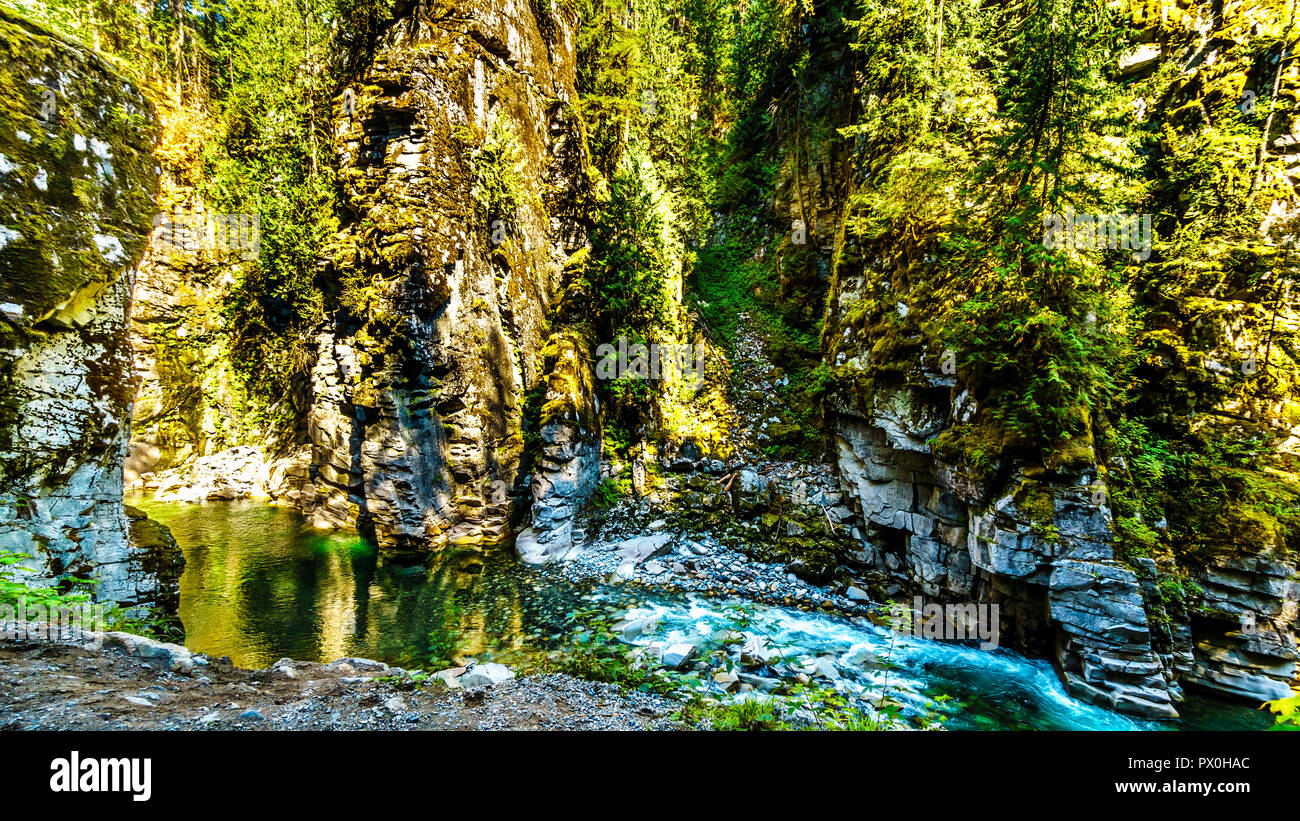 La Coquihalla River en la Coquihalla Canyon y el Parque Provincial de los viejos túneles Othello Kettle Valley Railway de BC en la ciudad de esperanza, Canadá Foto de stock
