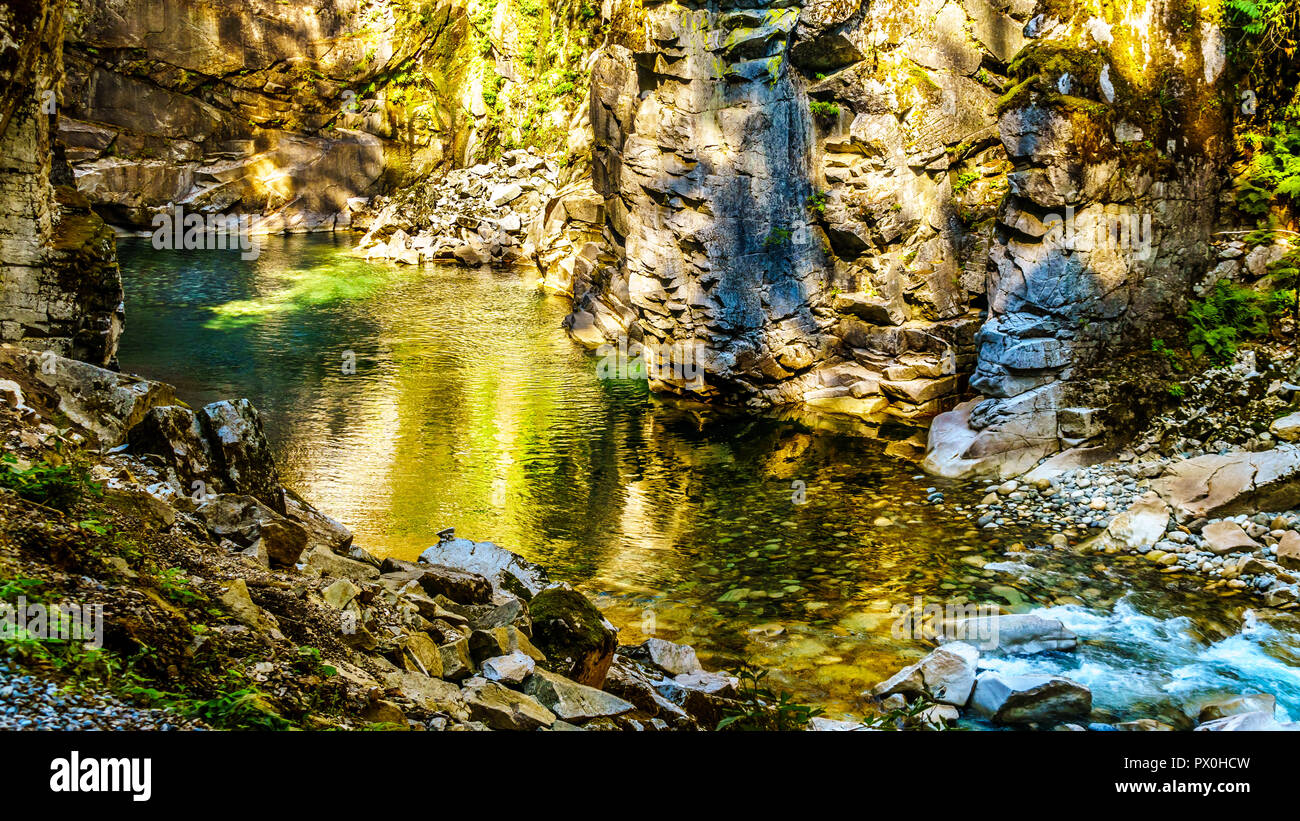 La Coquihalla River en la Coquihalla Canyon y el Parque Provincial de los viejos túneles Othello Kettle Valley Railway de BC en la ciudad de esperanza, Canadá Foto de stock
